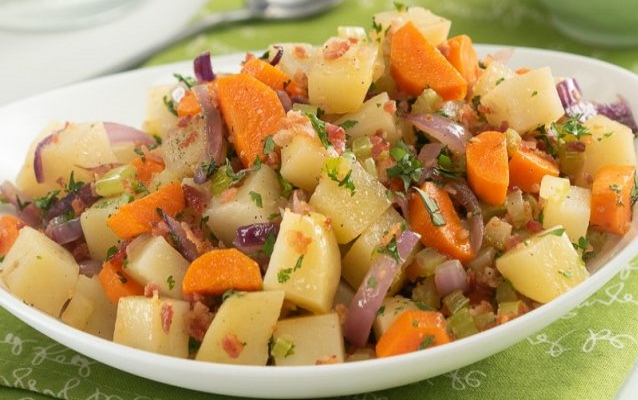Una rica ensalada papa con tocino