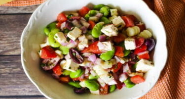 Ensalada solterito arequipeño con habas, choclo, tomate, aceitunas, cebolla, queso y rocoto picante.