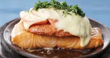 Disfruta de la delicia culinaria de Chile con nuestro Cancato de Reineta. Este plato emblemático presenta filetes de reineta asados a la perfección, rellenos de tomate, cebolla y queso derretido.