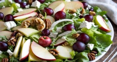 Ensalada Navideña: Frescura y sabor en cada bocado. ¡Una combinación perfecta para tu mesa festiva