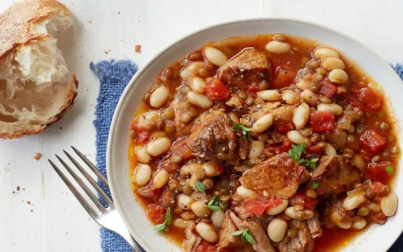 Deliciosos Frijoles Blancos Chapines con Cerdo y Pollo Plato de Frijoles Blancos Chapines con Cerdo y Pollo