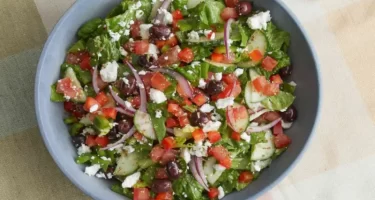 Ensalada Griega con Lechuga: Frescura Mediterránea en tu Mesa