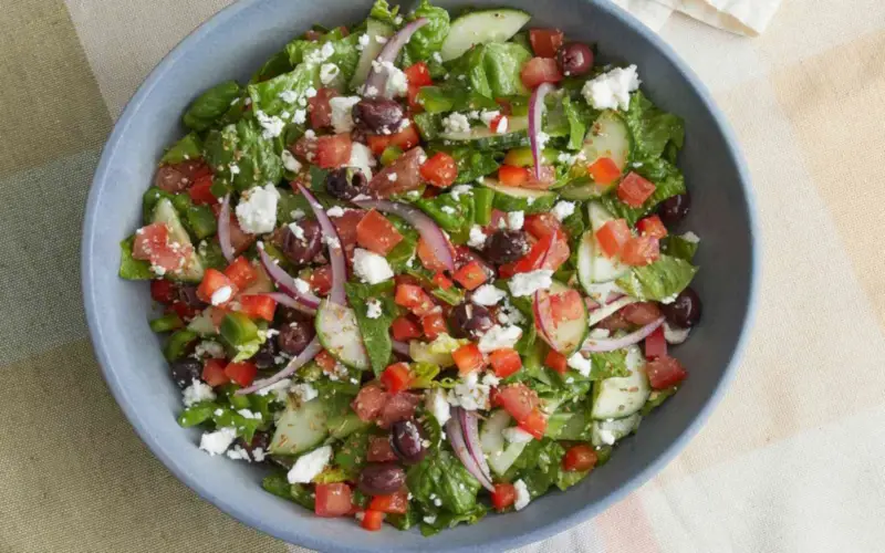 Ensalada Griega con Lechuga: Frescura Mediterránea en tu Mesa