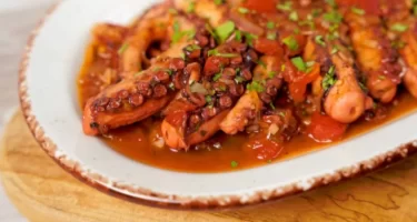 Delicioso plato casero de pulpo en salsa sabrosa