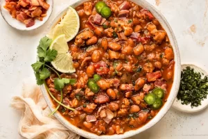 Frijoles Charros Estilo Mexicano servidos en un plato